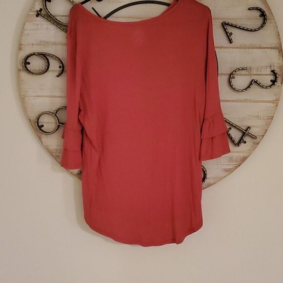 Flowy lightweight 3/4 bell sleeve top - Picture 3 of 3